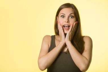 bir sürpriz ile sarı zemin üzerine onun saçlı güzel genç kız