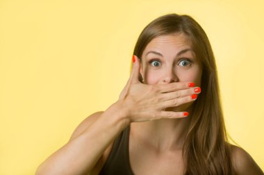 Onun saçları sarı zemin üzerine güzel genç kız