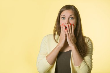 sarı bir arka plan üzerinde sarı ceketli güzel genç kız