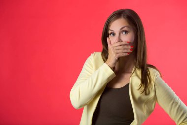 saçları sarı ceket kırmızı bir arka plan üzerinde güzel genç kızla