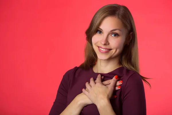 Mooi Jong Meisje Met Haar Haren Een Rode Achtergrond — Stockfoto