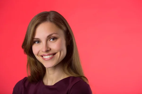 Onun saçları kırmızı bir arka plan üzerinde güzel genç kız