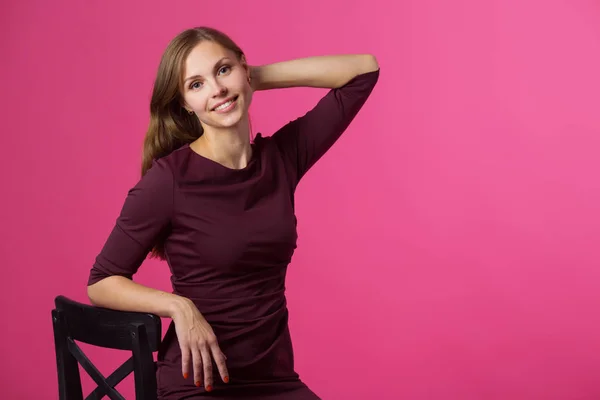 Mooi Jong Meisje Met Een Glimlach Haar Gezicht Met Stromende — Stockfoto