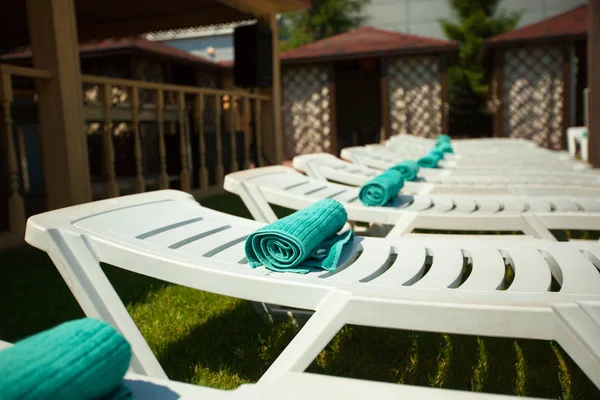 Chaises Longues Été Blanches Bord Piscine Été — Photo