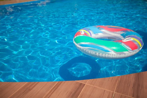 Bela Piscina Azul Tempo Ensolarado Verão — Fotografia de Stock