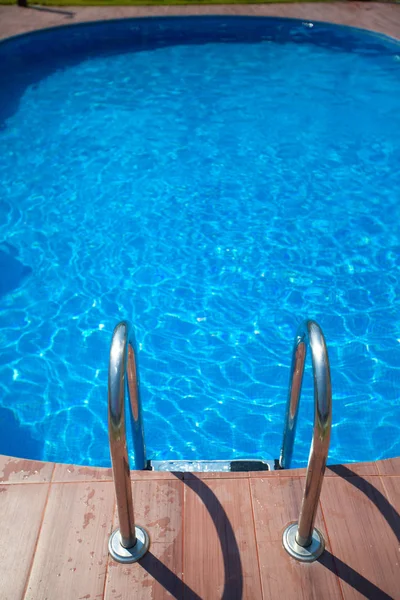 Bela Piscina Azul Tempo Ensolarado Verão — Fotografia de Stock