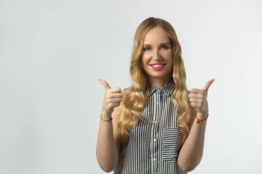 bir hareketi başarı ve başarı formunda el ile beyaz bir arka plan üzerinde güzel genç kız