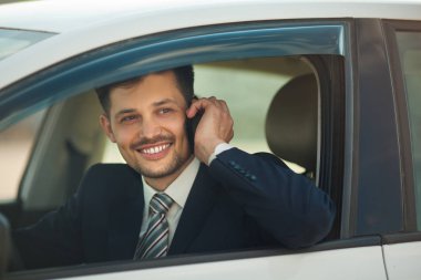 telefonda arabada oturan bir uymak yakışıklı genç adam