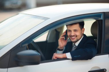 telefonda arabada oturan bir uymak yakışıklı genç adam
