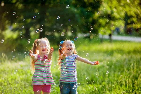 Две Красивые Маленькие Девочки Летом Играют Парке Мыльными Пузырями — стоковое фото