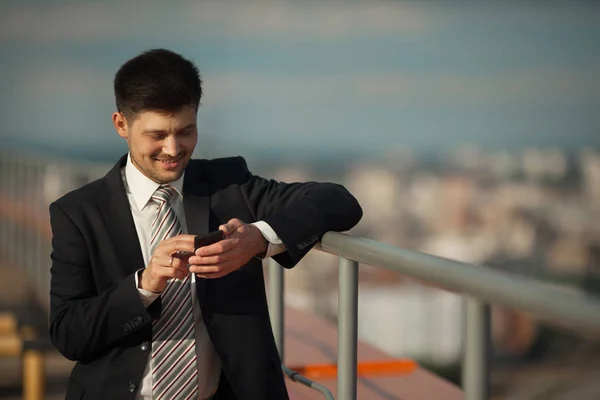 Homem Bonito Terno Com Telefone Mãos Cidade Verão Fundo — Fotografia de Stock