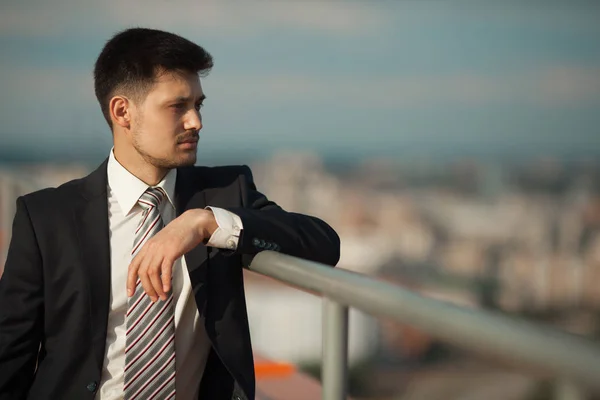 Joven Guapo Traje Contra Fondo Verano Ciudad —  Fotos de Stock