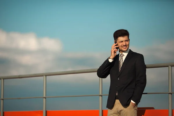 Knappe Man Een Pak Praten Aan Telefoon Zomer Een Hemelachtergrond — Stockfoto