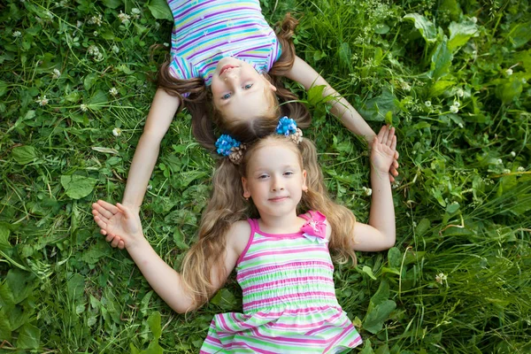 Duas Meninas Bonitas Estão Grama Verde Parque Verão — Fotografia de Stock