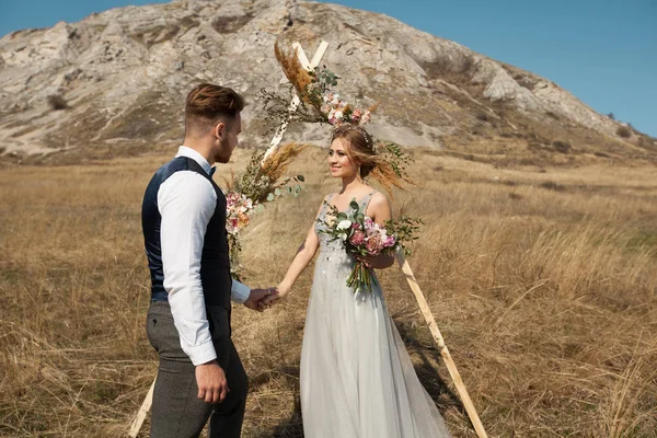 Krásná Mladá Dvojice Muž Žena Stojí Pozadí Hory Modré Oblohy — Stock fotografie