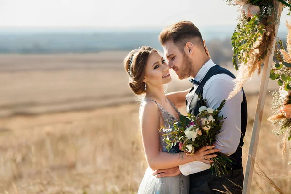 güzel genç çift erkek ve kadın sarı alanında yaz aylarında ayakta