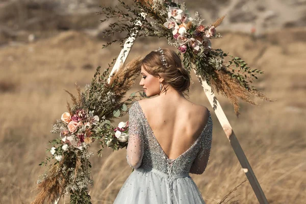 Belle Jeune Fille Avec Maquillage Coiffure Debout Été Dans Champ — Photo