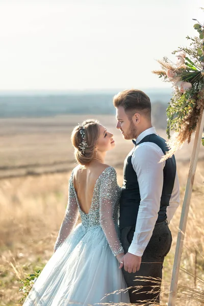 Krásná Mladá Dvojice Muž Žena Žlutém Poli Létě — Stock fotografie