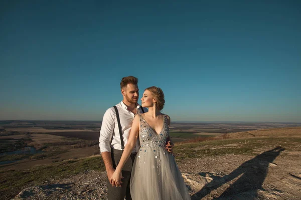 Mooie Jonge Koppel Man Vrouw Stond Berg Trouwjurken Zomer Tegen — Stockfoto