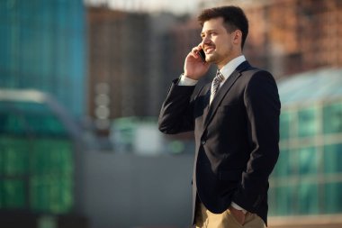 yakışıklı genç bir takım ayakta yakınındaki yaz aylarında Evet Mimari camlar