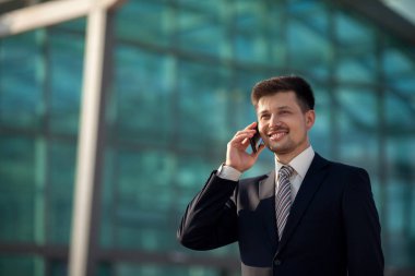 yakışıklı genç bir takım ayakta yakınındaki yaz aylarında Evet Mimari camlar