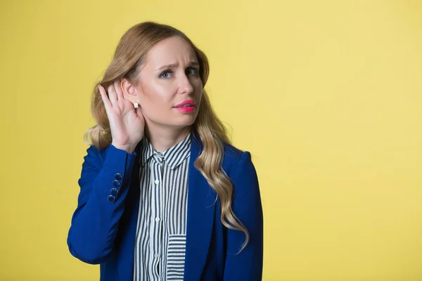 Mooie Jonge Vrouw Met Stromende Haar Een Blauwe Jas Een — Stockfoto