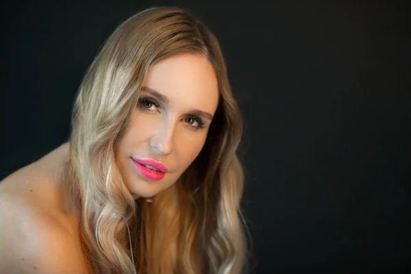 Retrato Una Hermosa Joven Con Maquillaje Cabello Fluido Sobre Fondo —  Fotos de Stock