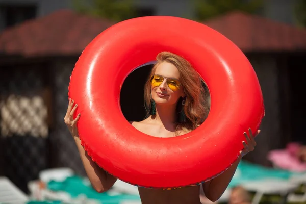 Schöne Junge Mädchen Mit Einem Roten Aufblasbaren Kreis Für Ein — Stockfoto