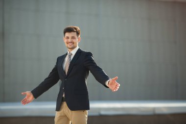 Yaz sokakta arıyor takım elbiseli yakışıklı genç