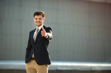 sokakta bir el hareketi ile yaz aylarında arıyor takım elbiseli güzel genç adam