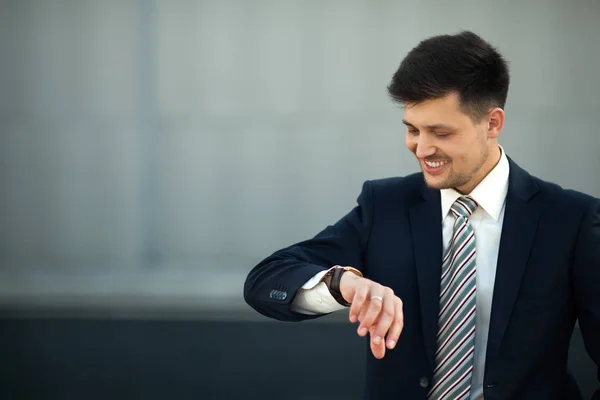 Knappe Jonge Man Een Pak Klok Kijken — Stockfoto