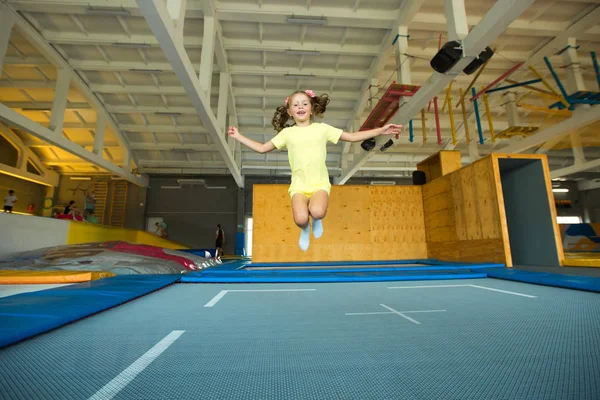 Śliczną Dziewczynkę Skoki Trampolinie Centrum Rozrywki — Zdjęcie stockowe