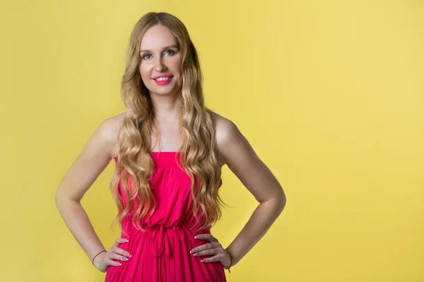 Bella Ragazza Con Capelli Sfondo Giallo — Foto Stock