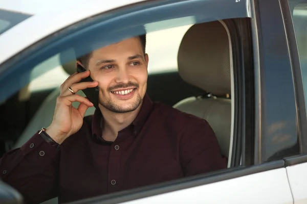 Piękny Młody Facet Koszuli Siedzi Samochodzie Rozmawia Przez Telefon — Zdjęcie stockowe