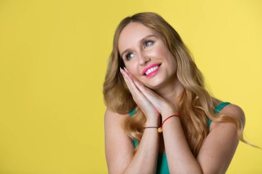 Onun saçları sarı zemin üzerine güzel genç kız