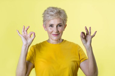 sarı bir arka plan üzerinde kısa bir saç modeli ile güzel şık kadın