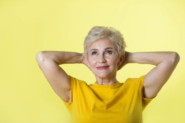 sarı bir arka plan üzerinde kısa bir saç modeli ile güzel şık kadın