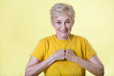 sarı bir arka plan üzerinde kısa bir saç modeli ile güzel şık kadın