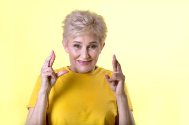 sarı bir arka plan üzerinde kısa bir saç modeli ile güzel şık kadın