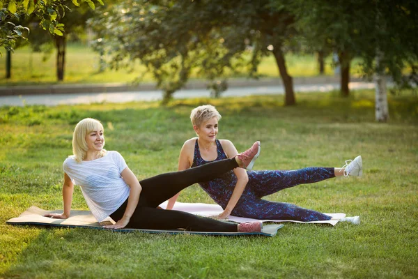 Две Взрослые Женщины Заниматься Спортом Гимнастикой Летом Улице Парке — стоковое фото