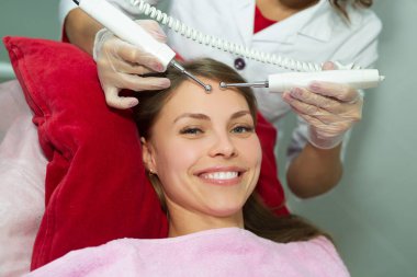 Ultrasonik yüz güzellik salonu bir güzellik, temizlik güzel genç kız