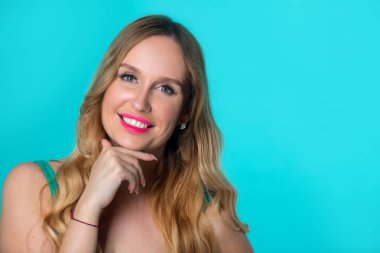 mavi bir arka plan üzerinde onun saçlı güzel genç kız