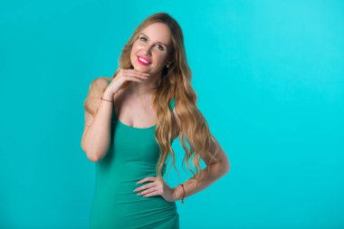 mavi bir arka plan üzerinde onun saçlı güzel genç kız