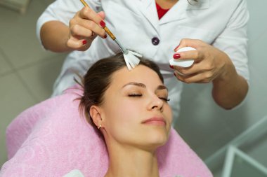 güzel genç kız bir güzellik yüz temizlemek için resepsiyonda