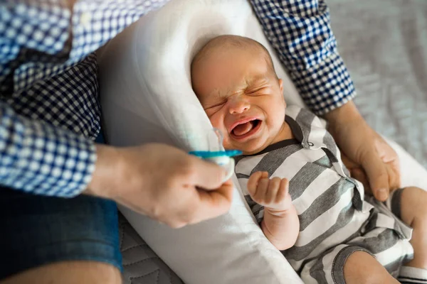 baba oğluyla bir küçük ağlayan bebek evde