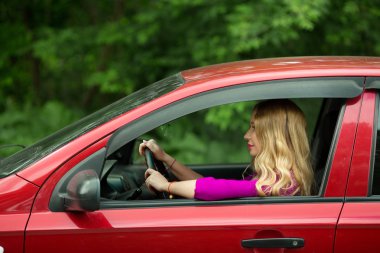 kırmızı bir araba bir ceketli güzel genç kız