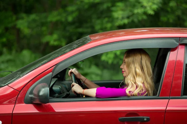 kırmızı bir araba bir ceketli güzel genç kız