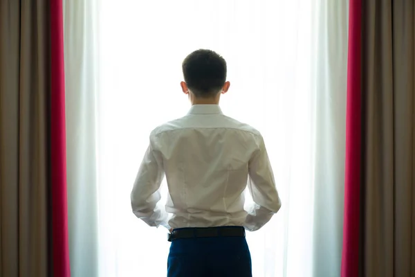 Joven Con Camisa Blanca Pie Cerca Ventana —  Fotos de Stock