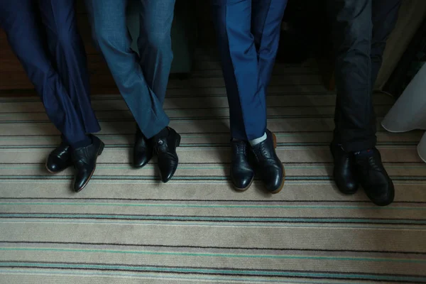 Мужские Ноги Черных Туфлях Брюках Офисе — стоковое фото
