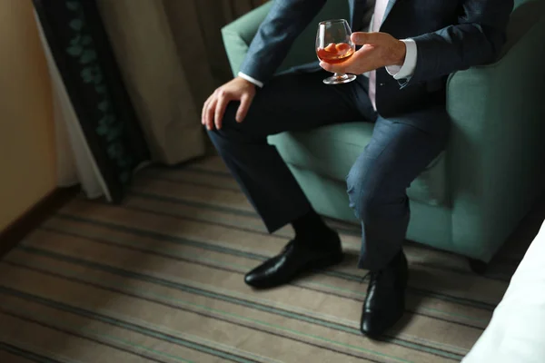 Homem Sentado Uma Cadeira Terno Elegante Com Copo Álcool Mão — Fotografia de Stock